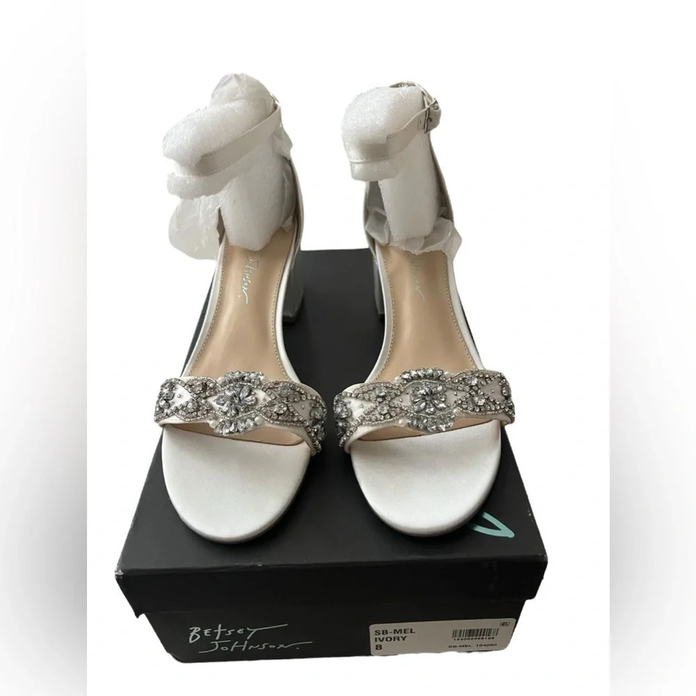 NIB Betsey Johnson Women’s Mel Rhinestone Ivory Block Heel Pumps size 8 - Picture 4 of 10